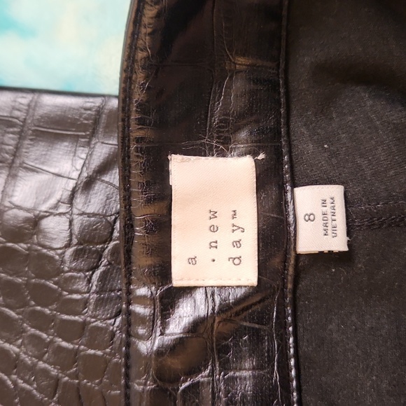 Stylish Outfit Fuax Leather Pants Sz 8 +Silky camisole+Gold-tone Necklace - Picture 9 of 10